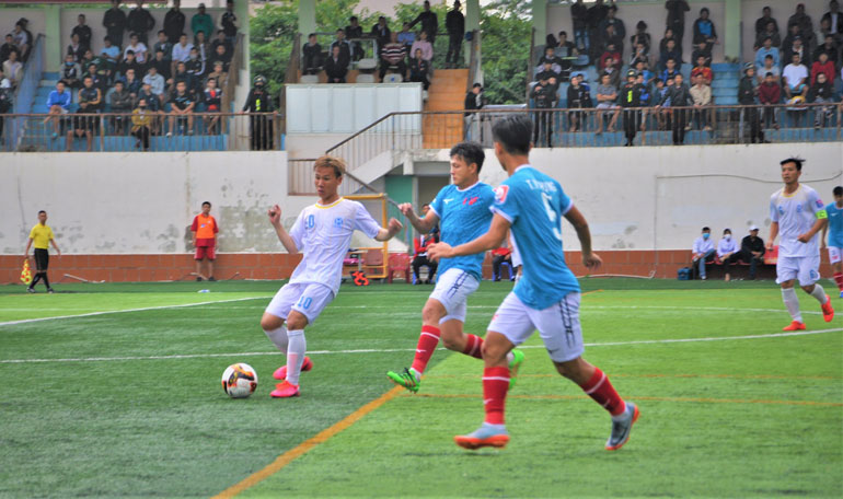 Lâm Đồng (áo trắng) trong trận thua 0-1 trước PVF (áo xanh) lượt đi ngày 26/7 trên sân nhà Đà Lạt