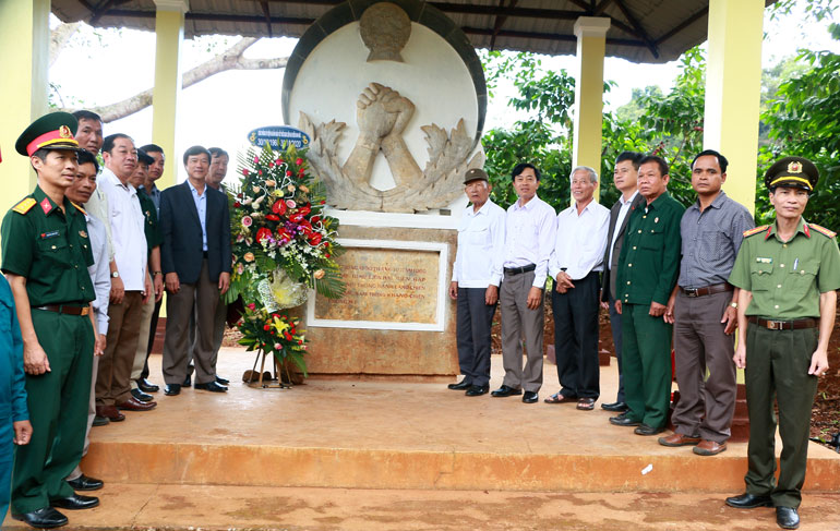 Lãnh đạo huyện Bảo Lâm và các đại biểu dâng hoa tại Bia tưởng niệm lịch sử đường hành lang chiến lược Bắc - Nam