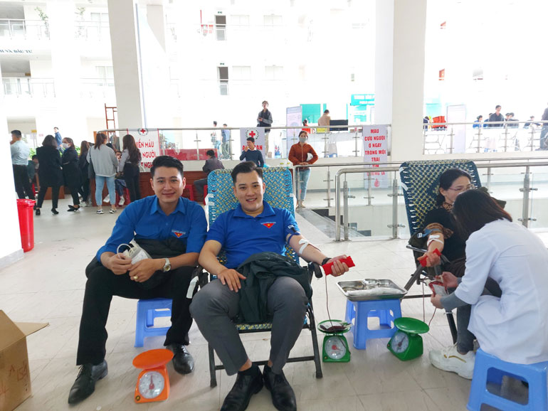 Hơn 200 đoàn viên tình nguyện hiến máu