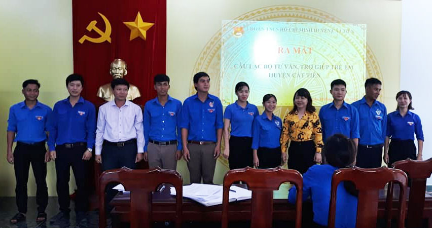 Các thành viên trong Câu lạc bộ tư vấn, trợ giúp trẻ em huyện Cát Tiên