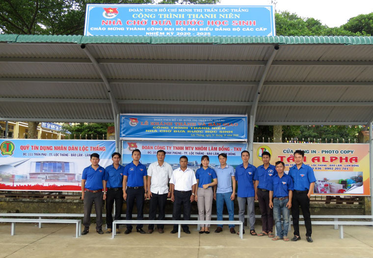 Đoàn Thanh niên thị trấn Lộc Thắng bàn giao công trình nhà chờ đưa đón học sinh cho Trường Tiểu học Trần Hưng Đạo