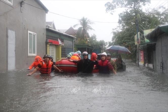 Lực lượng chức năng sơ tán 200 hộ dân phường Bến Thủy, thành phố Vinh đến nơi an toàn