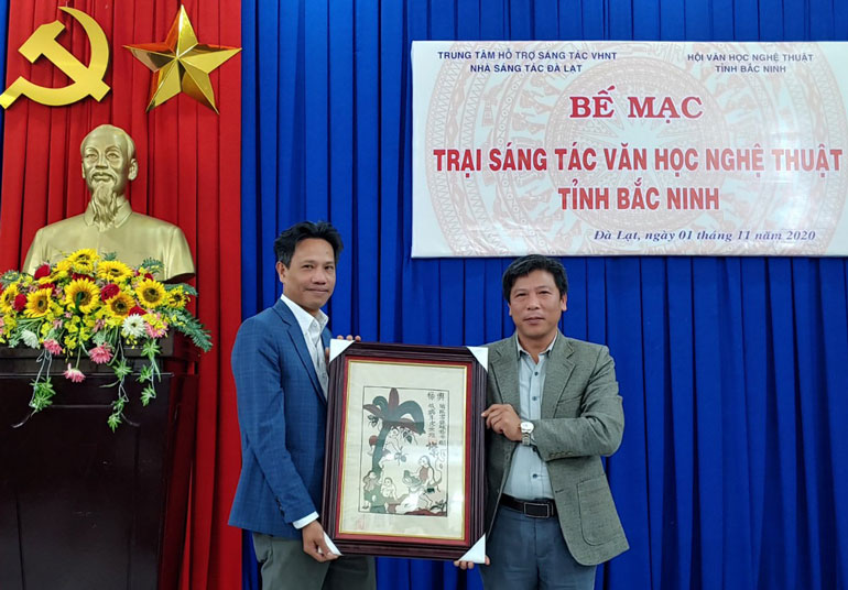 Hội VHNT Bắc Ninh tặng quà tặng quà lưu niệm cho Nhà sáng tác Đà Lạt 