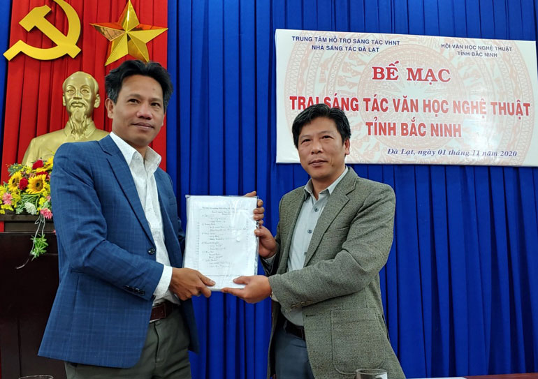 Nhà văn Ngô Hồng Giang - Chủ tịch Hội VHNT Bắc Ninh trao bản thảo tác phẩm của các văn nghệ sĩ cho Nhà sáng tác Đà Lạt
