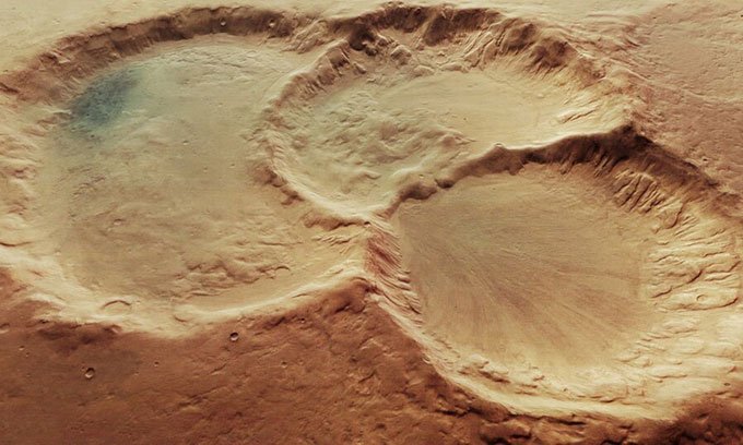 Cụm ba hố thiên thạch đè lên nhau trên sao Hỏa. 