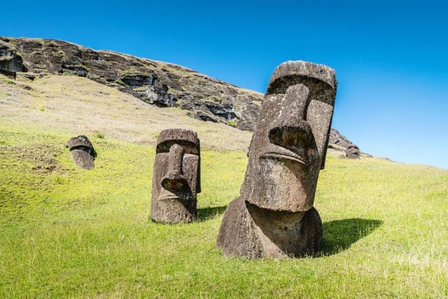 Người ta tin rằng cư dân của Rapa Nui – tên bản địa của đảo Phục Sinh – bắt đầu tác những bức tượng này vào thế kỷ XIII. Tượng được gọi là moai và có bệ đá gọi là ahu.