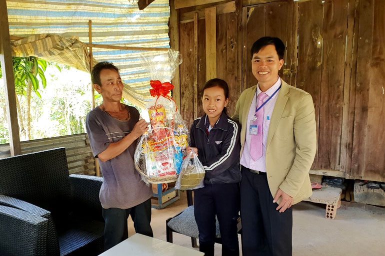 Ban giám hiệu Trường THCS Phan Chu Trinh (TP Bảo Lộc) đến tận nhà tặng quà và học bổng cho các em học sinh nghèo