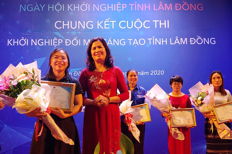 Trao giải Nhất cuộc thi cho nhà khởi nghiệp trẻ Nguyễn Ngọc Hoàng Anh