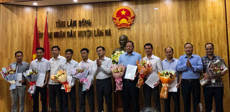 Lãnh đạo UBND huyện Lâm Hà trao Quyết định bổ nhiệm cán bộ ngày 2/11