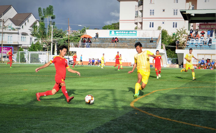 Lâm Đồng (áo vàng) trong trận thắng 3-1 trước Nam Định trên sân Đà Lạt ngày 2/10  
