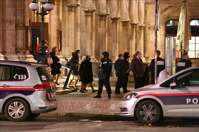 Cảnh sát Áo hỗ trợ khán giả rời khỏi nhà hát ở trung tâm thủ đô Vienna sau vụ nổ súng tối 2/11/2020.