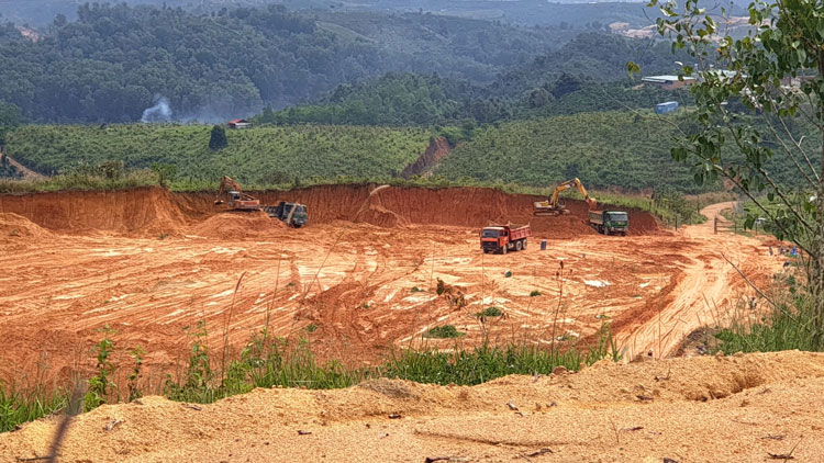 Một quả đồi rộng lớn trên đất lâm nghiệp tại Tiểu khu 473 bị đào múc sắp san phẳng