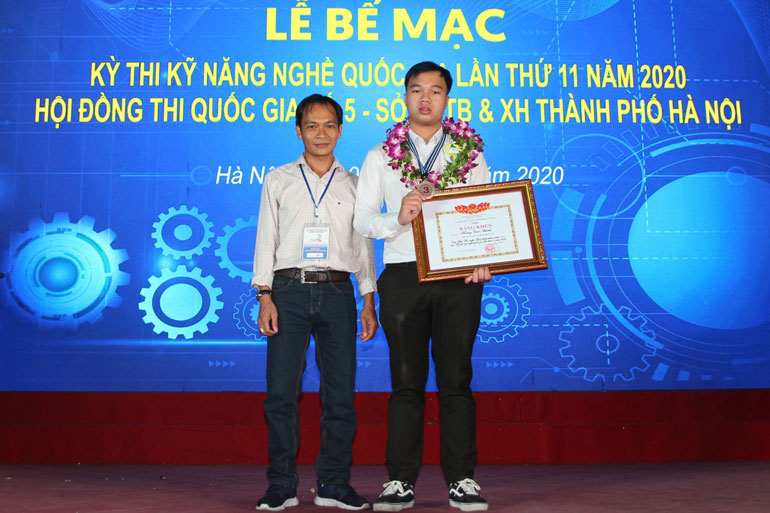 Hoàng Quốc Khánh (phải) và thầy hướng dẫn Phạm Đình Nam trong Kỳ thi Kỹ năng nghề quốc gia năm 2020