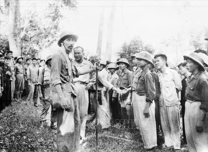 Chủ tịch Hồ Chí Minh gặp các chiến sĩ bộ đội trên đường đi Chiến dịch Biên giới năm 1950.