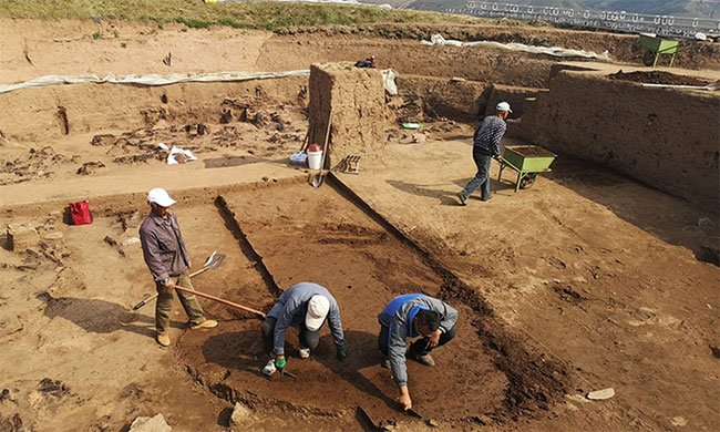 Các nhà khảo cổ khai quật đền thờ trung tâm.