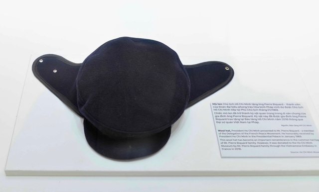 Chiếc mũ len Chủ tịch Hồ Chí Minh tặng cho ông Pierre Biquard ngày 2/1/1969. (Ảnh: Bảo tàng Hồ Chí Minh).