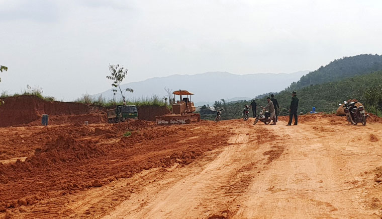 Cơ quan chức năng huyện Bảo Lâm kiểm tra tại một quả đồi thuộc Tiểu khu 473 bị san gạt, đào múc
