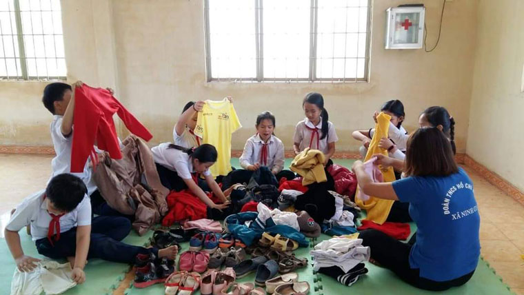 Các em học sinh các trường học trên địa bàn huyện Đức Trọng quyên góp ủng hộ miền Trung