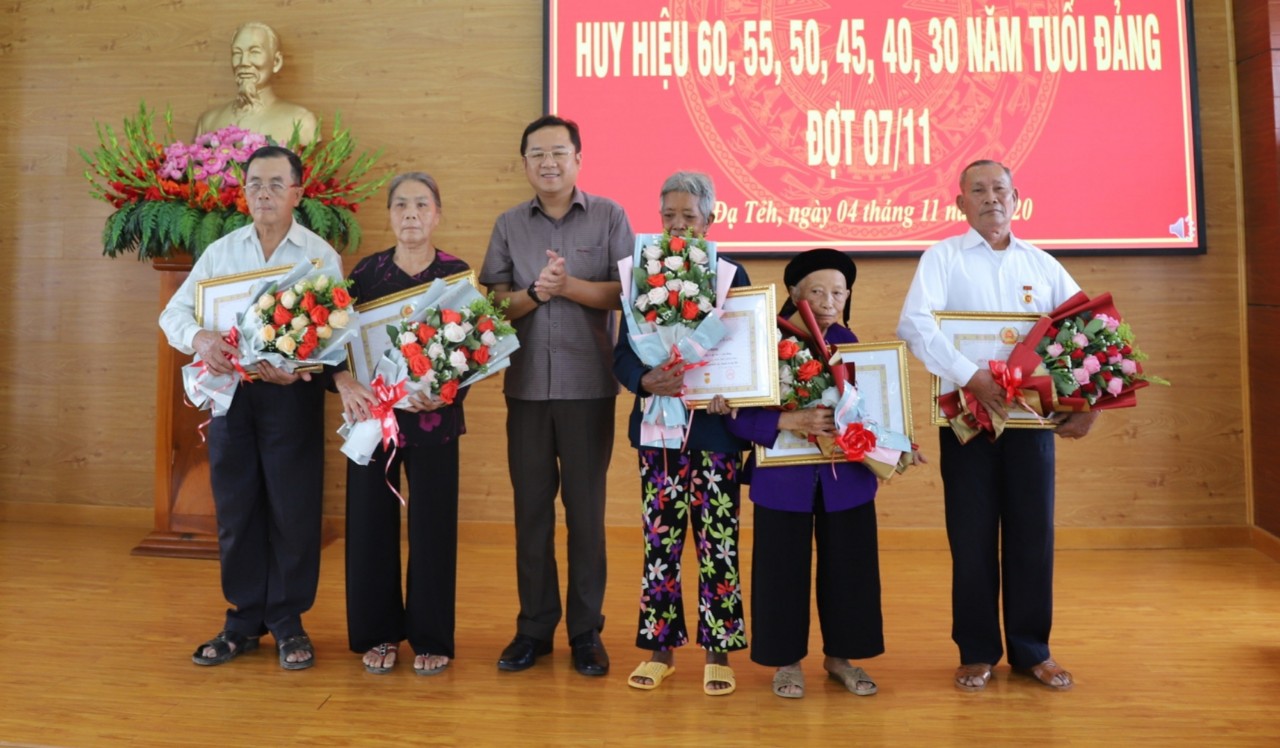 Đạ Tẻh trao Huy hiệu Đảng cho 13 đảng viên