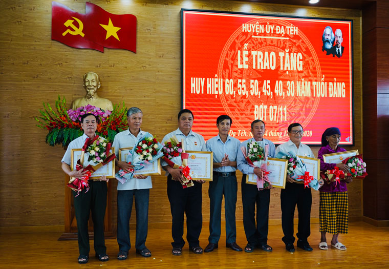 Đồng chí Nguyễn Mạnh Việt – Phó Bí thư Thường trực Huyện ủy Đạ Tẻh trao Huy hiệu Đảng cho các đảng viên 