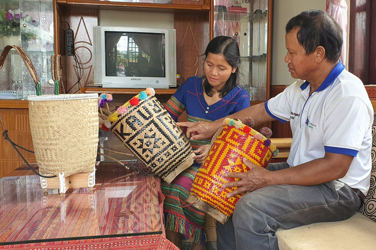 Ông Kon Sa Ha Pall luôn nặng lòng với việc truyền dạy kỹ thuật đan gùi cho con cháu ở buôn làng