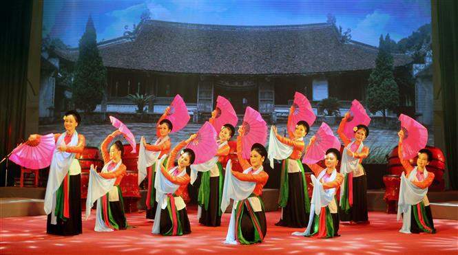 Tiết mục biểu diễn trong đêm khai mạc của Trung tâm văn hóa nghệ thuật tỉnh Hà Nam. 