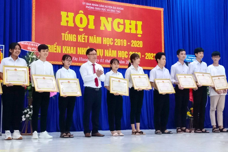Khen thưởng các học sinh giỏi năm học 2019 - 2020