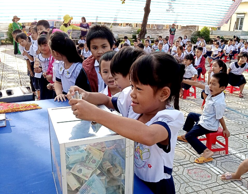 Học sinh huyện Đạ Huoai đóng góp kinh phí san sẻ cùng người dân miền Trung
