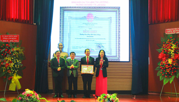 Lãnh đạo tỉnh tặng Bằng khen và lẵng hoa chúc mừng Trường Cao đẳng Y tế Lâm Đồng