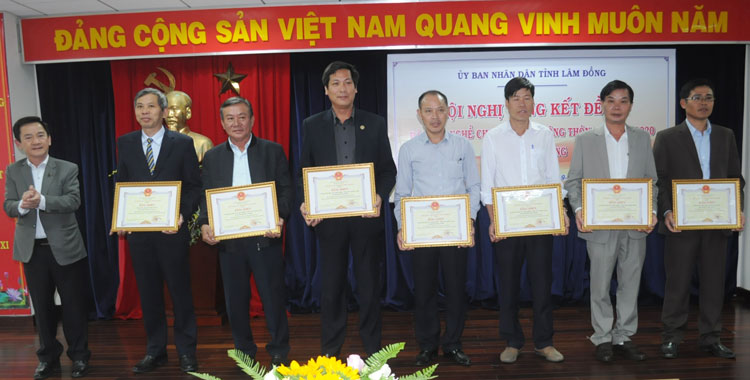 Trao Bằng khen của Chủ tịch UBND tỉnh Lâm Đồng cho các cá nhân