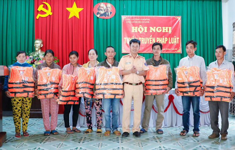 Tặng áo phao cứu sinh cho người dân sống ven hồ Thủy điện Đồng Nai 3