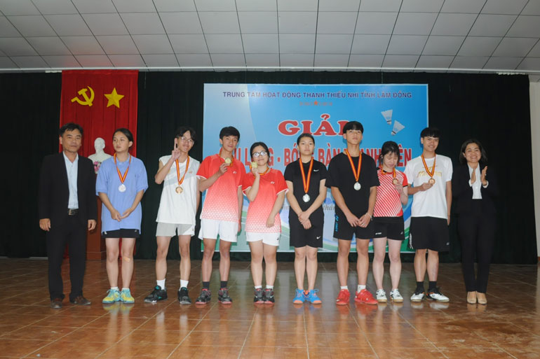 Trao huy chương cho các vận động viên đạt thành tích cao ở môn cầu lông