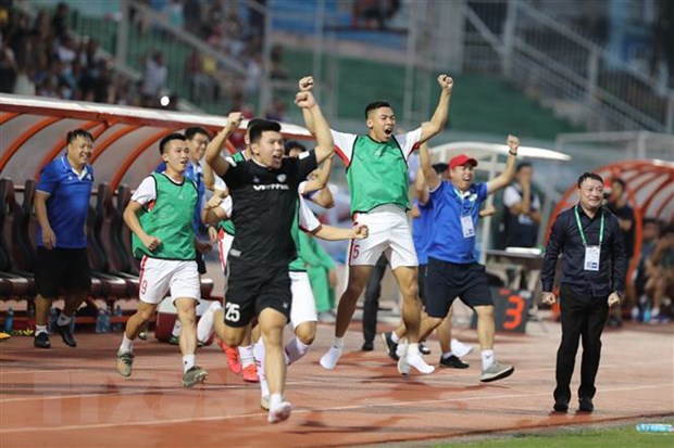 Ban huấn luyện và các cầu thủ Viettel vui mừng sau bàn thắng mở tỷ số của Bruno Cunha trước đội chủ nhà Sài Gòn FC