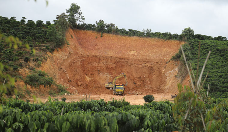 Một quả đồi đất nông nghiệp tại Thôn 10, xã Đại Lào đang bị khai thác đất tạo thành vực sâu dựng đứng