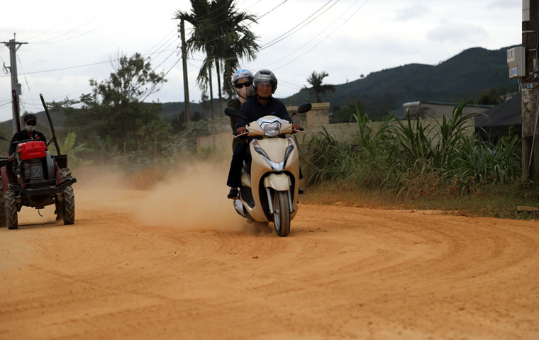 Xe máy chạy qua trên tuyến dân sinh Xóm 1 (Thôn 10, xã Đại Lào) cũng khiến bụi bay mù mịt