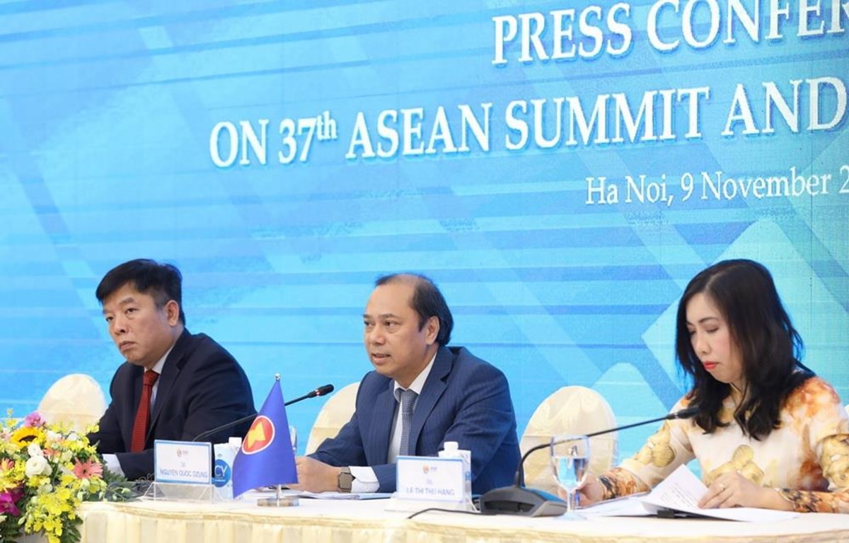 Thứ trưởng Bộ Ngoại giao Nguyễn Quốc Dũng, Trưởng SOM ASEAN Việt Nam chủ trì Họp báo. 