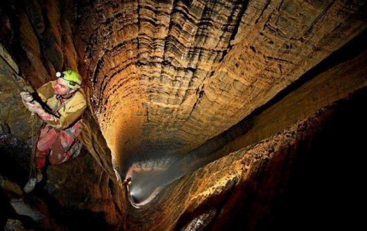 Hang Krubera đã được công nhận là hang động đầu tiên trên thế giới có chiều sâu vượt qua 2.000m