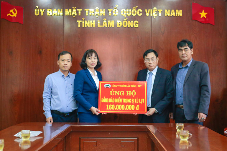 Ủy ban MTTQ Việt Nam tỉnh tiếp nhận số tiền ủng hộ đồng bào miền Trung từ đại diện Công ty Nhôm Lâm Đồng sáng 10/11