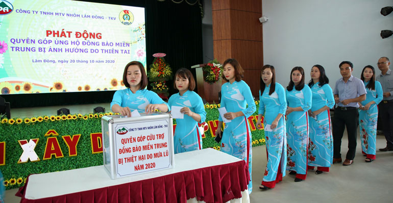 Cán bộ, công nhân viên Công ty Nhôm Lâm Đồng góp tiền ủng hộ đồng bào miền Trung bị thiệt hại do mưa lũ. Ảnh: Công ty cung cấp