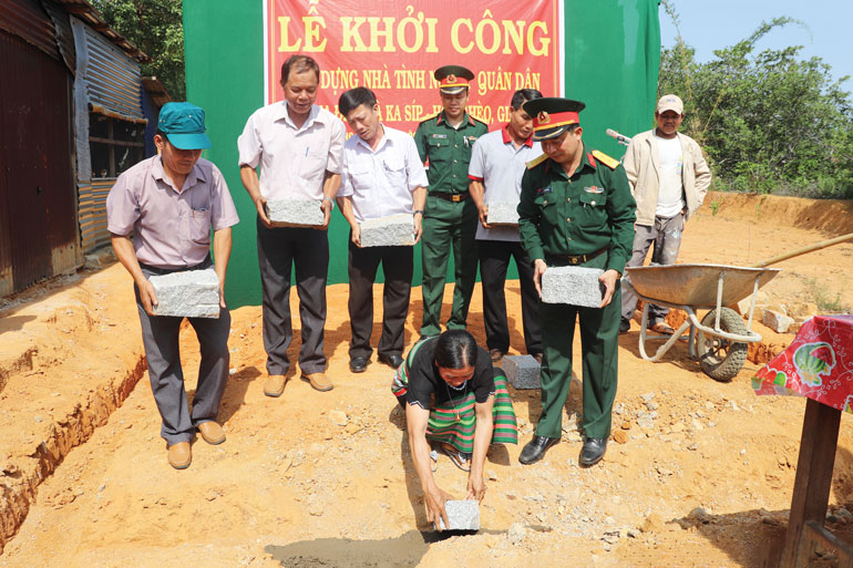 Đảng ủy - Ban CHQS huyện Đạ Huoai tổ chức lễ khởi công xây dựng nhà nghĩa tình quân dân cho hộ nghèo đồng bào DTTS tại Đạ Huoai