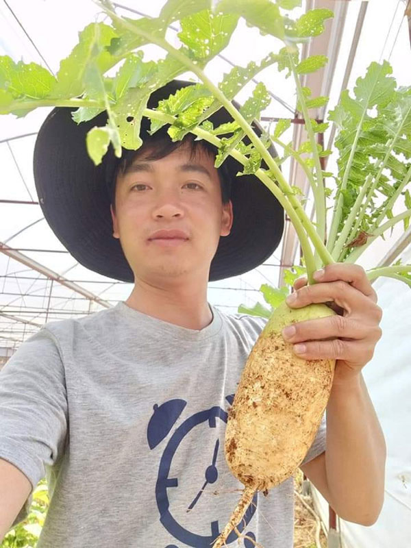 Nguyễn Quốc Minh Ngữ với củ cải trắng do doanh nghiệp của mình sản xuất