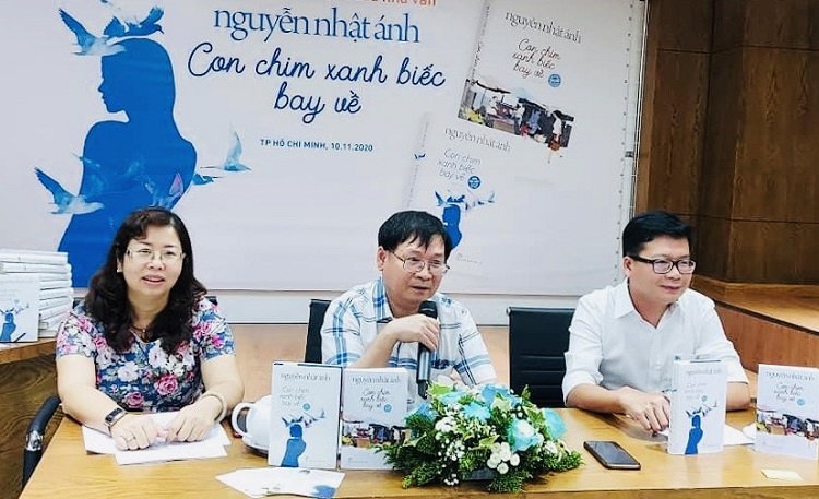 Nhà xuất bản Trẻ và Nhà văn Nguyễn Nhật Ánh đã có buổi trò chuyện ra mắt tác phẩm mới với tựa đề “Con chim xanh biếc bay về” tại TP Hồ Chí Minh vào ngày 10/11.