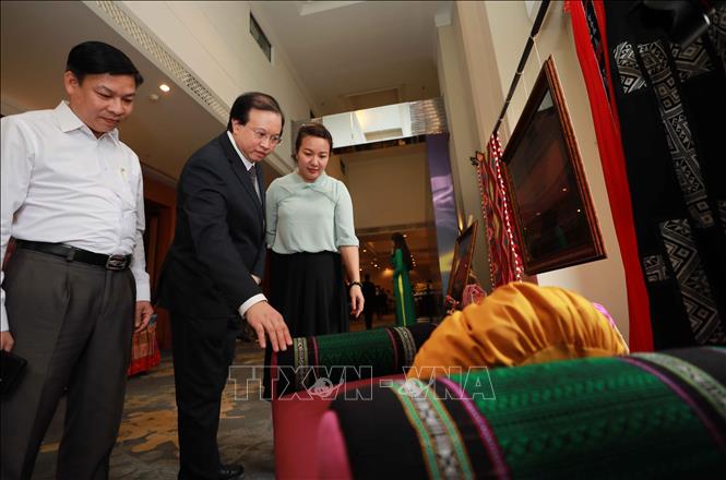 Thứ trưởng Bộ Văn hóa Thể thao và Du lịch Tạ Quang Đông tham quan trưng bày, giới thiệu các sản phẩm thổ cẩm ngày 10/11, tại  Đắk Nông. 