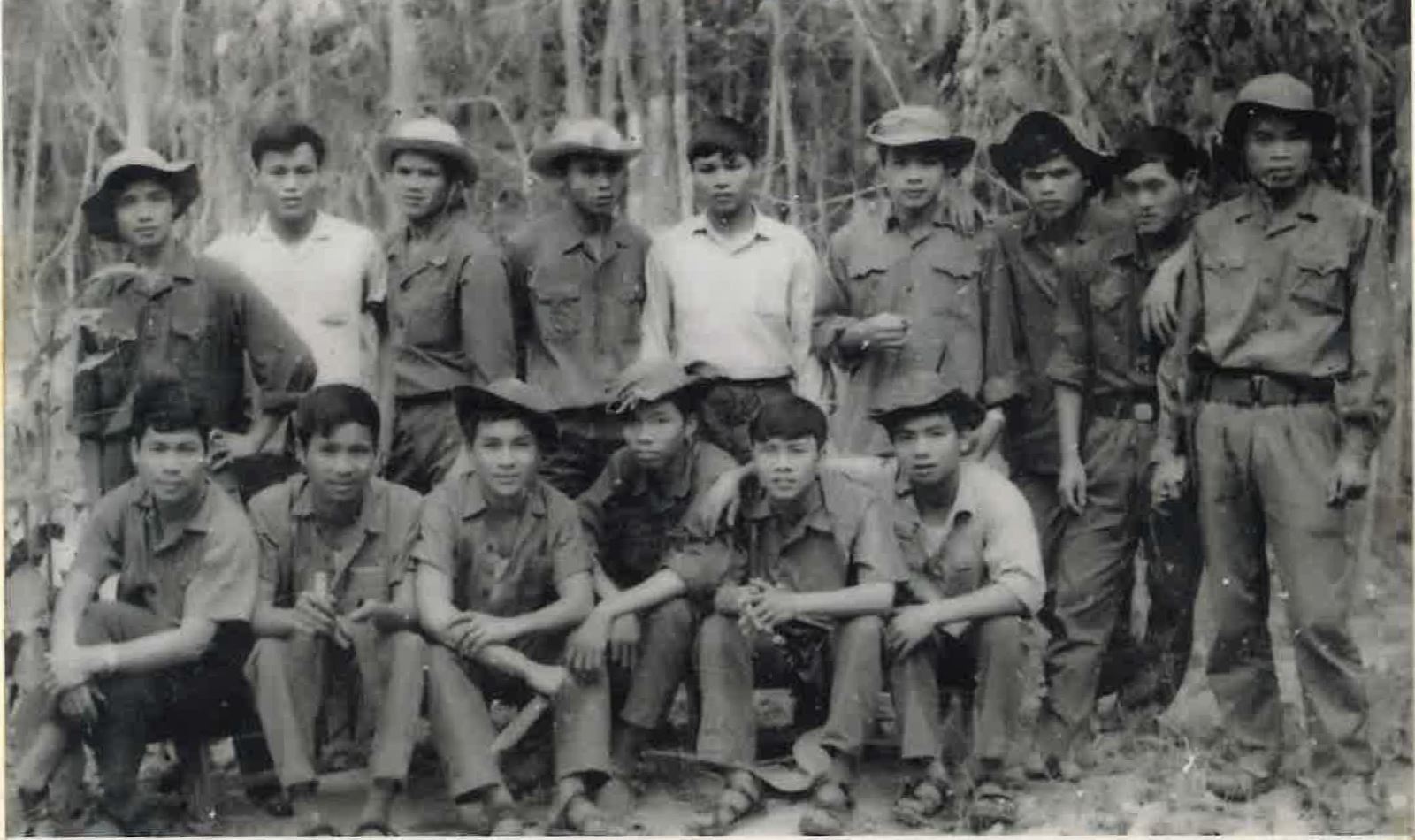 Tác giả bài viết (áo trắng - hàng đứng, thứ hai từ trái qua) cùng các đồng đội được tăng cường VNTTX cho chiến trường miền Nam.
