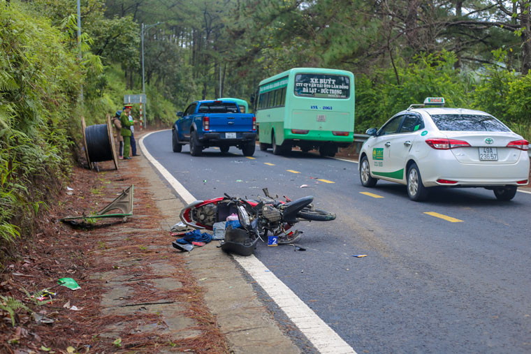 Xe máy và xe buýt tông nhau trên đèo Prenn, một người tử vong