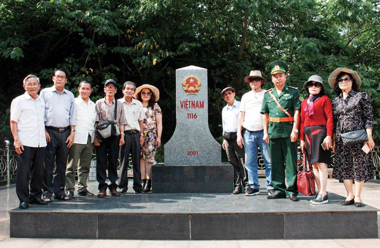 Nhà báo, nhà văn Nguyễn Thanh Đạm tổ chức đoàn văn nghệ sĩ Lâm Đồng thực tế tại cột mốc biên giới Việt Nam - Trung Quốc (Lạng Sơn)
