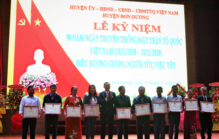 Ông Trương Văn Tùng - Bí thư Huyện ủy Đơn Dương tặng Giấy khen cho 10 khu dân cư kiểu mẫu cấp huyện