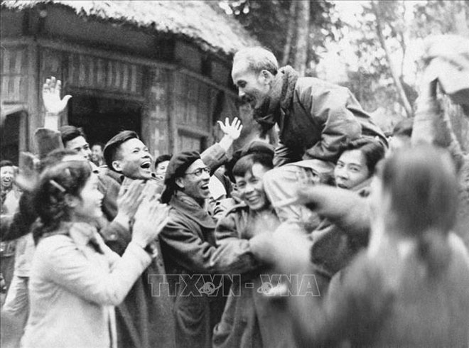 Đại biểu dự Đại hội Thống nhất Việt Minh - Liên Việt (3-7/3/1951) phấn khởi chúc mừng Chủ tịch Hồ Chí Minh được suy tôn là Chủ tịch Danh dự của Mặt trận Liên Việt. Ảnh tư liệu