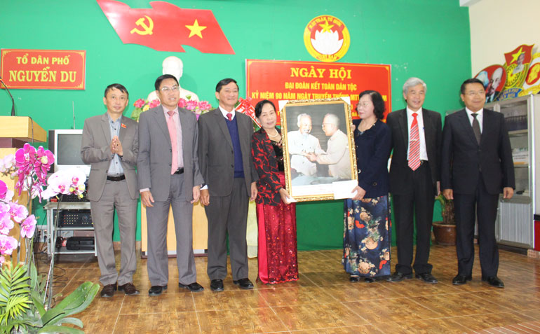 Bí thư Tỉnh ủy, Chủ tịch HĐND tỉnh Lâm Đồng Trần Đức Quận tặng bức ảnh “Bác Hồ - Bác Tôn” cho cán bộ và Nhân dân tổ dân phố Nguyễn Du