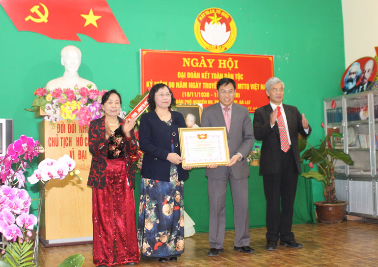 Ủy viên BTV Tỉnh ủy - Chủ tịch Ủy ban MTTQ tỉnh Võ Ngọc Hiệp trao bằng công nhận Khu dân cư kiểu mẫu năm 2020 cho Tổ dân phố Nguyễn Du